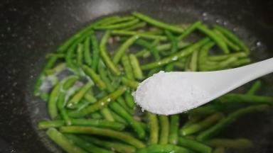 锅里加适量的清水，水开加入少许的盐、食用油、加缸豆焯水2分钟。