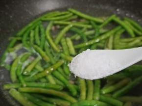 锅里加适量的清水，水开加入少许的盐、食用油、加缸豆焯水2分钟。