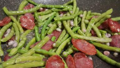 待腊肠油脂炒的差不多，加缸豆迅速翻炒。