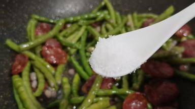 口味较淡的朋友们可以不用加盐，腊肠本身偏甜咸口感，不加反而更绿色健康哦！注重健康的朋友们也可以放心，腊肠不添加味精！