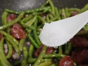 口味较淡的朋友们可以不用加盐，腊肠本身偏甜咸口感，不加反而更绿色健康哦！注重健康的朋友们也可以放心，腊肠不添加味精！