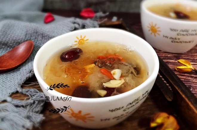 红枣百合莲子桃胶皂角米银耳羹