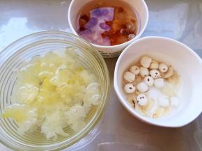 泡后洗净，银耳撕小块