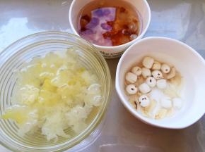 泡后洗净，银耳撕小块