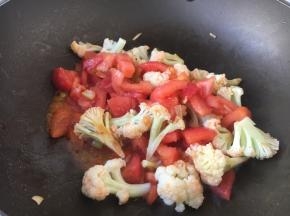 放入菜花。