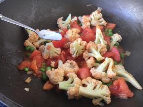 放入少许的糖提香。