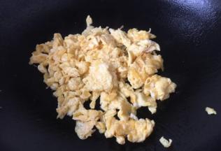 热锅热油将鸡蛋炒熟备用。