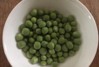 豌豆洗干净，用热水汆烫2分钟，捞出备用。