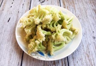 将菜花掰成小朵，洗干净，沥一下水分备用。