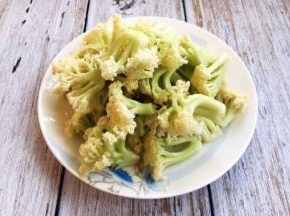 将菜花掰成小朵，洗干净，沥一下水分备用。