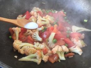 放入适量的盐调味。