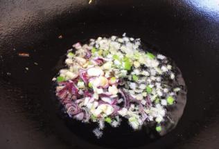 热锅凉油，放入洋葱碎和葱花爆香。