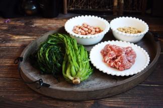 主要食材：雪菜、猪肉末、花生米、黄豆米。