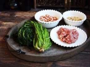 主要食材：雪菜、猪肉末、花生米、黄豆米。