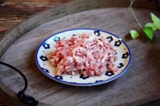 肉末在买的时候请商家用切肉机切3遍，呈颗粒状。