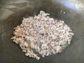 热锅凉油，将肉炒至变色，盛出备用。 因为我的肉末是冷冻的，所以需要提前炒制一下，将肉末的水分煸炒出来。如果是新鲜的肉末就不用提前炒制了。