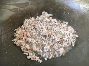 热锅凉油，将肉炒至变色，盛出备用。 因为我的肉末是冷冻的，所以需要提前炒制一下，将肉末的水分煸炒出来。如果是新鲜的肉末就不用提前炒制了。