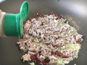 放入白胡椒粉。