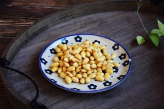 黄豆米提前8个小时浸泡，浸泡至体积增大。