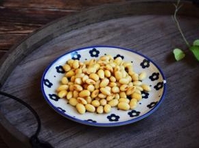 黄豆米提前8个小时浸泡，浸泡至体积增大。