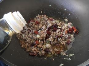放入1勺的酱油，翻炒均匀。