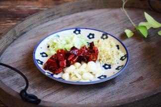 准备好辅料，将蒜切片，姜切末，葱切成葱花，干辣椒浸泡10分钟后沥干水分切成小段。