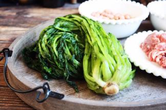 选择雪菜时要选择色青绿，具有香气和鲜味，咸度适口，质地脆嫩、无根须，老梗、泥沙、污物的雪菜。