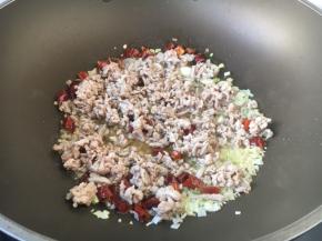 放入炒好的肉末。