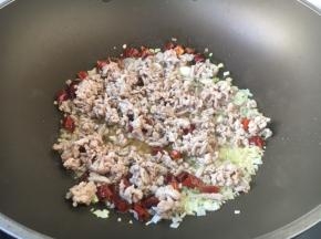 放入炒好的肉末。