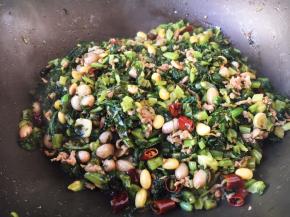 将所有食材翻炒均匀，烧至成熟即可。 
烧制时可放适量的水。 
黄豆米一定要烧熟了，不熟会腹泻。