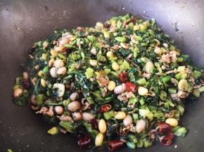 将所有食材翻炒均匀，烧至成熟即可。 
烧制时可放适量的水。 
黄豆米一定要烧熟了，不熟会腹泻。