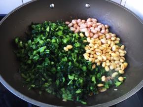 放入花生米和黄豆米。