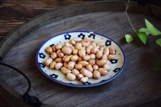 花生米提前8个小时浸泡，浸泡至体积增大。