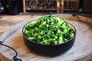 由于雪菜是腌制品，咸度很大，需要提前1个小时浸泡，再使劲揉搓，反复清洗，将咸味尽量洗出去，然后切成碎末。