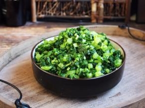 由于雪菜是腌制品，咸度很大，需要提前1个小时浸泡，再使劲揉搓，反复清洗，将咸味尽量洗出去，然后切成碎末。