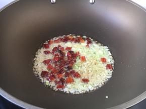 热锅凉油，放入葱姜蒜、辣椒炒出香味。