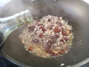 放入1勺的料酒。