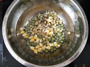 先把青豆和玉米放水里煮熟，捞出沥水。