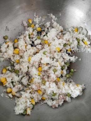 最后关火，倒入玉米和青豆，再加一点点盐调味，翻拌均匀后盛出。(芝士本身带咸味，所以不用就太多盐)