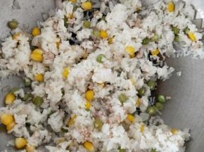 最后关火，倒入玉米和青豆，再加一点点盐调味，翻拌均匀后盛出。(芝士本身带咸味，所以不用就太多盐)