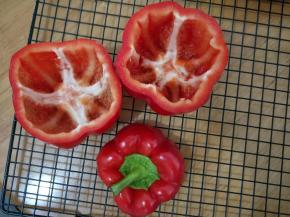 在彩椒的三分之一处切开，挖去籽和筋膜。