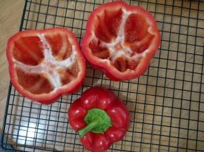 在彩椒的三分之一处切开，挖去籽和筋膜。