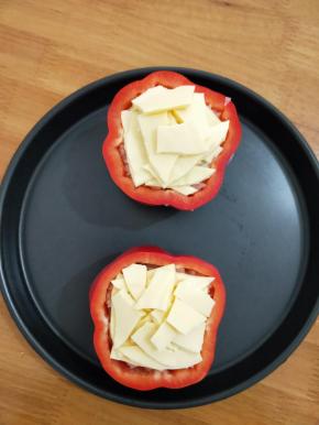 上面再铺上芝士片，烤箱预热后，放进去180度烤18分钟左右，芝士融化就可以了。