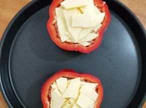 上面再铺上芝士片，烤箱预热后，放进去180度烤18分钟左右，芝士融化就可以了。