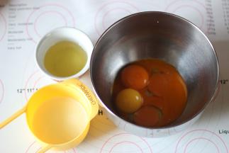 分离蛋黄和蛋清，色拉油和牛奶准备好