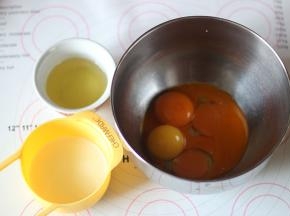 分离蛋黄和蛋清，色拉油和牛奶准备好