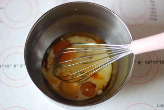 将蛋黄，色拉油和牛奶搅拌均匀