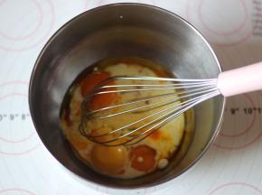 将蛋黄，色拉油和牛奶搅拌均匀