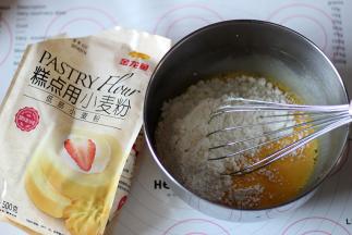 低筋面粉过筛后倒入蛋黄糊中