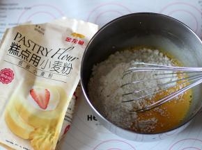 低筋面粉过筛后倒入蛋黄糊中